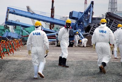 In der ersten Zeit nach dem Unfall konnte das Gelände nur mit vollständiger Schutzausrüstung inklusive Atemschutz betreten werden IAEA-Fachleute auf dem Gelände des KKW Fukushima Daichii