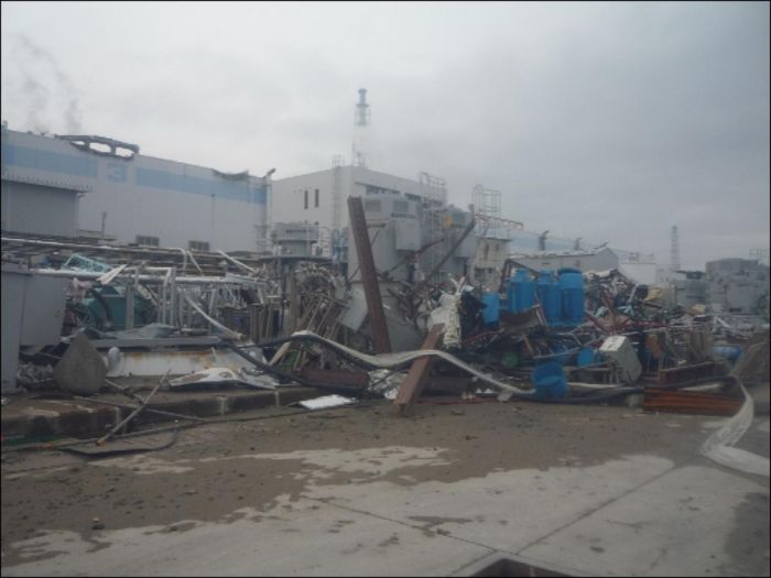 Blick auf das Turbinenhaus von Block 3 (links im Hintergrund) nach dem Tsunami Foto des Turbinenhauses von Block 3 nach dem Tsunami