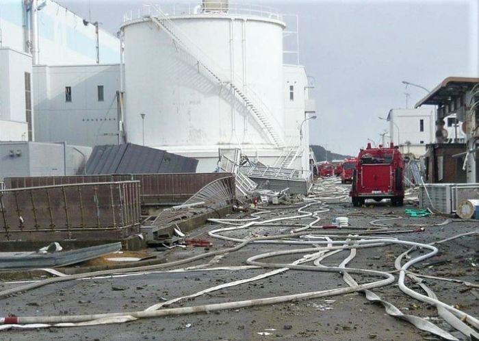 Feuerwehr-Equipment auf dem zerstörten Gelände in Fukushima Foto von Feuerwehr-Equipment auf dem zerstörten Gelände in Fukushima