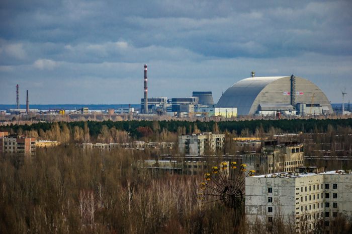 Kernkraftwerk Tschernobyl nachdem das New Safe Confinement über den zerstörten Reaktorblock geschoben wurde Kernkraftwerk Tschernobyl nachdem das New Safe Confinement über den zerstörten Reaktorblock geschoben wurde
