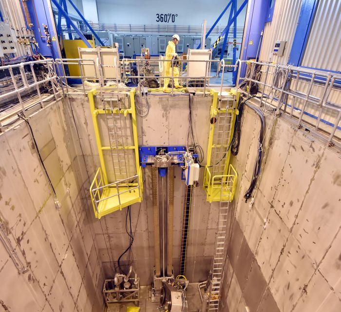 Leeres Brennelement-Lagerbecken im Kernkraftwerk Obrigheim, das während des Abbaus als Zerlegebereich genutzt wird Foto eines leeren Brennelement-Lagerbeckens