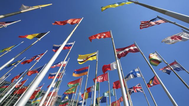 Internationale Kooperationen Internationale Flaggen wehen im Wind