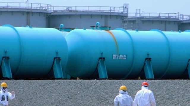 Blick auf die Tanks mit kontaminiertem Wasser auf dem Anlagengelände in Fukushima Blick auf die Tanks mit kontaminiertem Wasser auf dem Anlagengelände in Fukushima