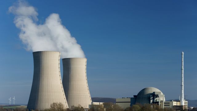 Das deutsche Kernkraftwerk Grohnde mit zwei dampfenden Kühltürmen. Das deutsche Kernkraftwerk Grohnde mit zwei dampfenden Kühltürmen.